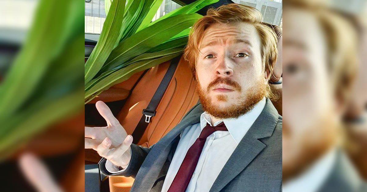 Данила Поперечный покинул Россию