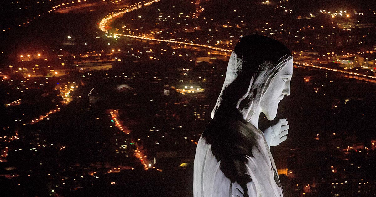 Молния и статуя Христа-Искупителя